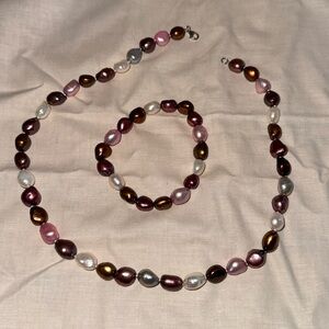 Beautiful Freshwater Pearl Necklace and Bracelet Set